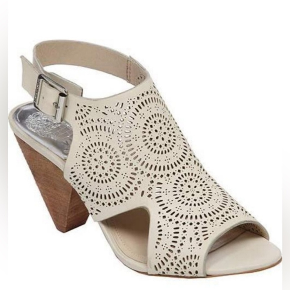 EUC Vince Camuto Ellezi cutout leather sandal | Cream | Size 6.5